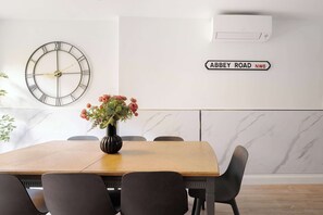 Dining - Spacious 4-Bed Home in the ♥️ of London | Private Garden + Air Con (Greater London)