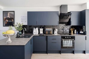 Coffee/tea maker, fridge, microwave, oven - Stunning 4BR 3BA in the ♥️ of London ❄️ Air Con. 🌿 Private Garden | Sleeps 10 (Greater London)