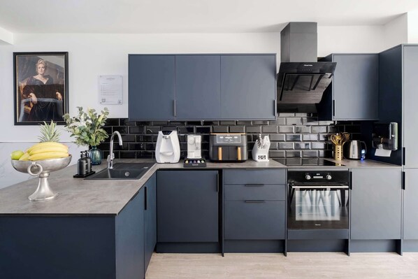 Fridge, microwave, oven, stovetop - Stunning 4BR 3BA in the ♥️ of London ❄️ Air Con. 🌿 Private Garden | Sleeps 10 (Greater London)