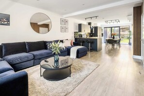 Smart TV, offices - Spacious 4-Bed Home in the ♥️ of London | Private Garden + Air Con (Greater London)