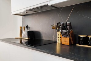 Fridge, microwave, oven, stovetop - Luxury 3 Bedrooms House in ♥️ of Marylebone, Central London, w/Air Con (Greater London)