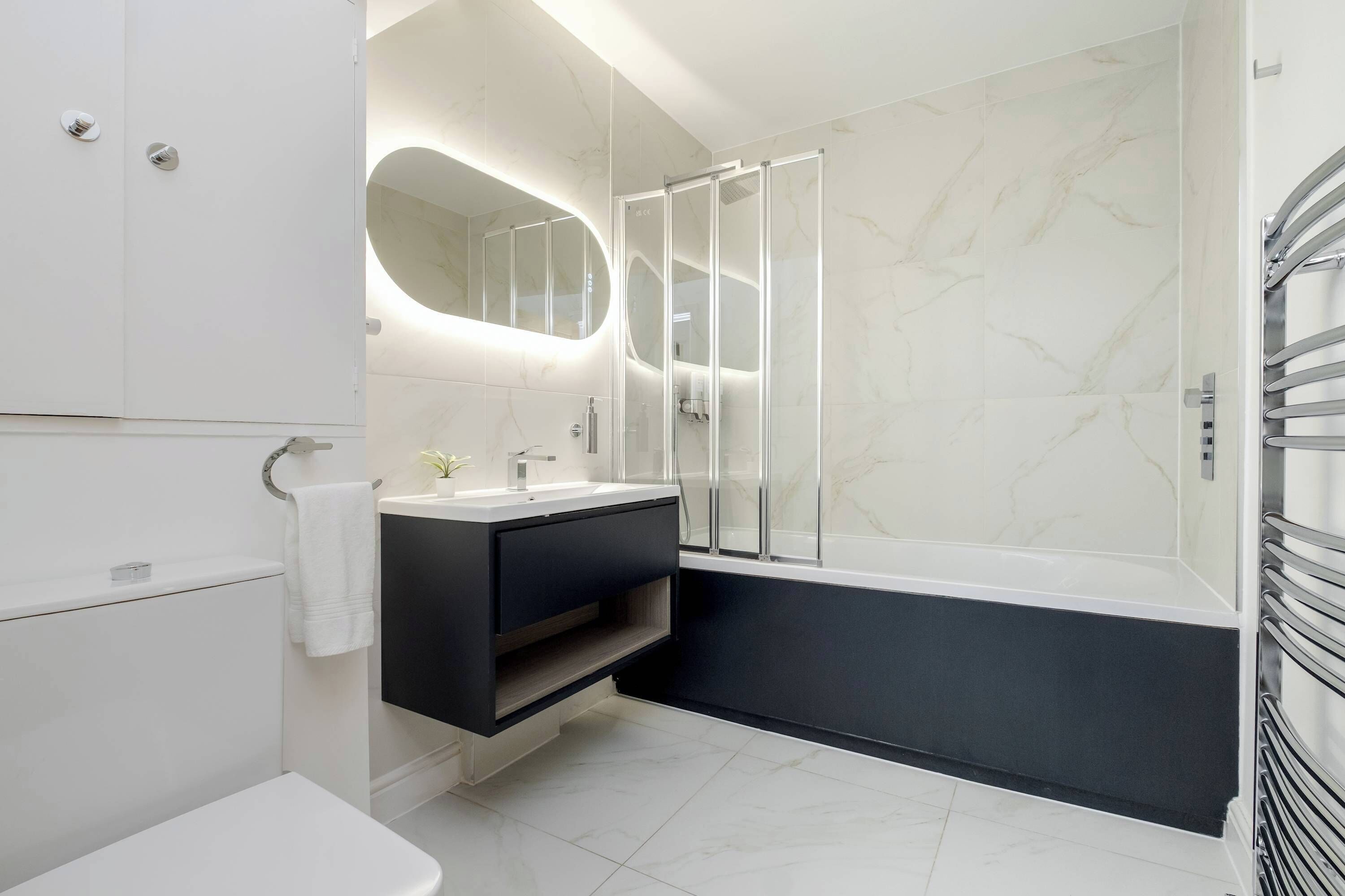 Dusche, umweltfreundliche Kosmetikartikel, Haartrockner, Bidet