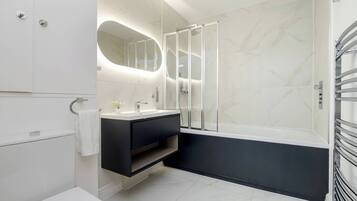 Dusche, umweltfreundliche Kosmetikartikel, Haartrockner, Bidet