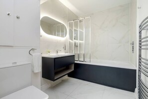 Suihku, ympäristöystävälliset hygieniatuotteet, hiustenkuivaaja, bidee
