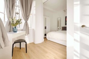 A bedroom with a bed, a desk with a chair, and a window with curtains. - Elegant 2BR in the ♥️ of Marylebone ❄️ Air Conditioning ☀️ Terrace (Greater London)