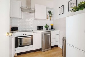 Kjøleskap, mikrobølgeovn, ovn og kokeplater