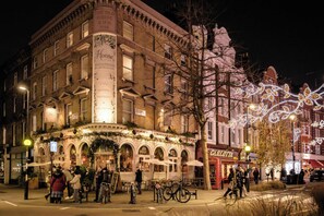 Unclassified image, 4 of 35, button