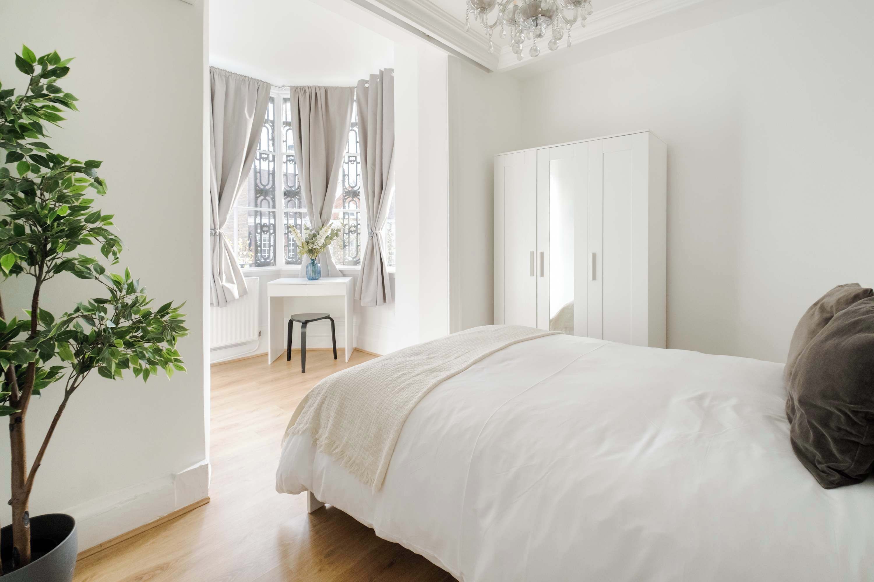 2 chambres, coffres-forts dans les chambres, bureau