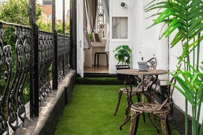 A narrow balcony with a black wrought iron railing, a small table with chairs, and a potted plant. - Elegant 2BR in the ♥️ of Marylebone ❄️ Air Conditioning ☀️ Terrace (Greater London)