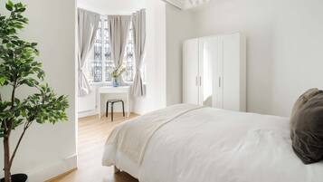 2 soverom, skrivebord, strykejern/-brett og reiseseng for barn