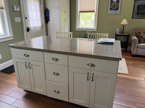 Charming loft cottage in tranquil Germantown with WiFi, AC