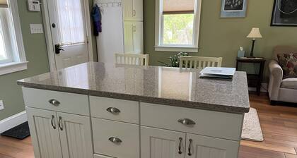 Charming loft cottage in tranquil Germantown with WiFi, AC