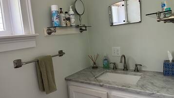 Een douche, een haardroger, handdoeken, zeep