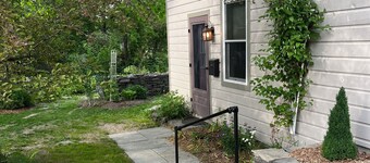Charming loft cottage in tranquil Germantown with WiFi, AC