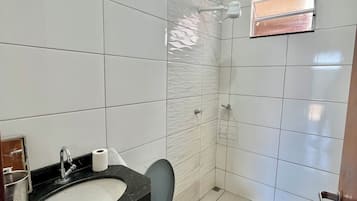 Secador de cabelo, toalhas de banho, sabonete, papel higiênico