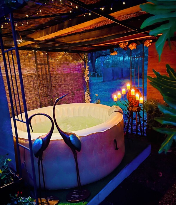 Outdoor spa tub - RUSTIC COZY MUD BRICK COTTAGE  
Unique Cozy Quiet Place with Hot Tub & Fire Pit (Coonabarabran)