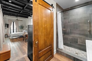 經典開放式客房 | 浴室 | 淋浴設備、吹風機、毛巾、肥皂