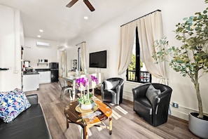 Deluxe Double Room | Living area
