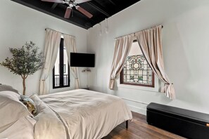 ห้องคลาสสิกสตูดิโอ | ผ้าปูที่นอน Frette จากอิตาลี, เครื่องนอนระดับพรีเมียม, เตียงเมมโมรีโฟม