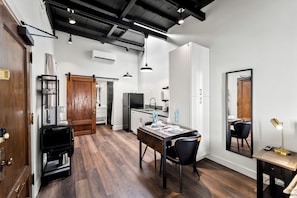 Classic Studio | Makan dalam bilik