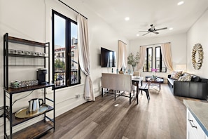 Deluxe Suite | Living area
