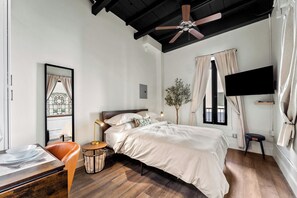 Frette Italian sheets, premium bedding, memory-foam beds, free WiFi - The Artifact Hotel (San Diego)