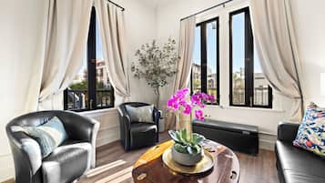 Deluxe Double Room | Living area
