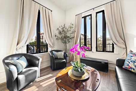 Deluxe Double Room | Living area