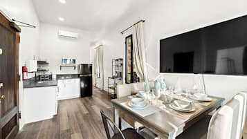 Deluxe Double Room | Dining room