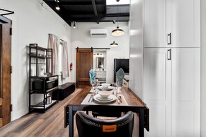 Classic Studio | In-room dining - The Artifact Inn (San Diego)