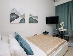 Safe på rommet, strykejern/-brett, wi-fi (inkludert) og sengetøy