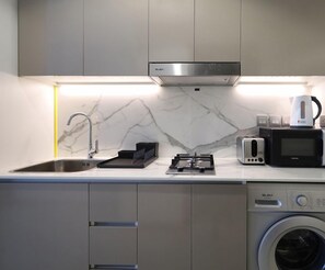 Réfrigérateur, micro-ondes, cafetière/bouilloire, bouilloire électrique