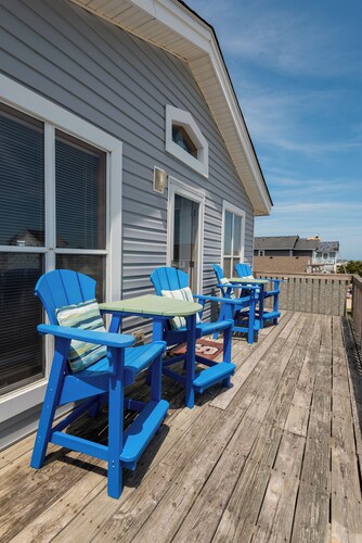 Charming 4-bedroom house.  Walking distance to the Beach and Restaurants!