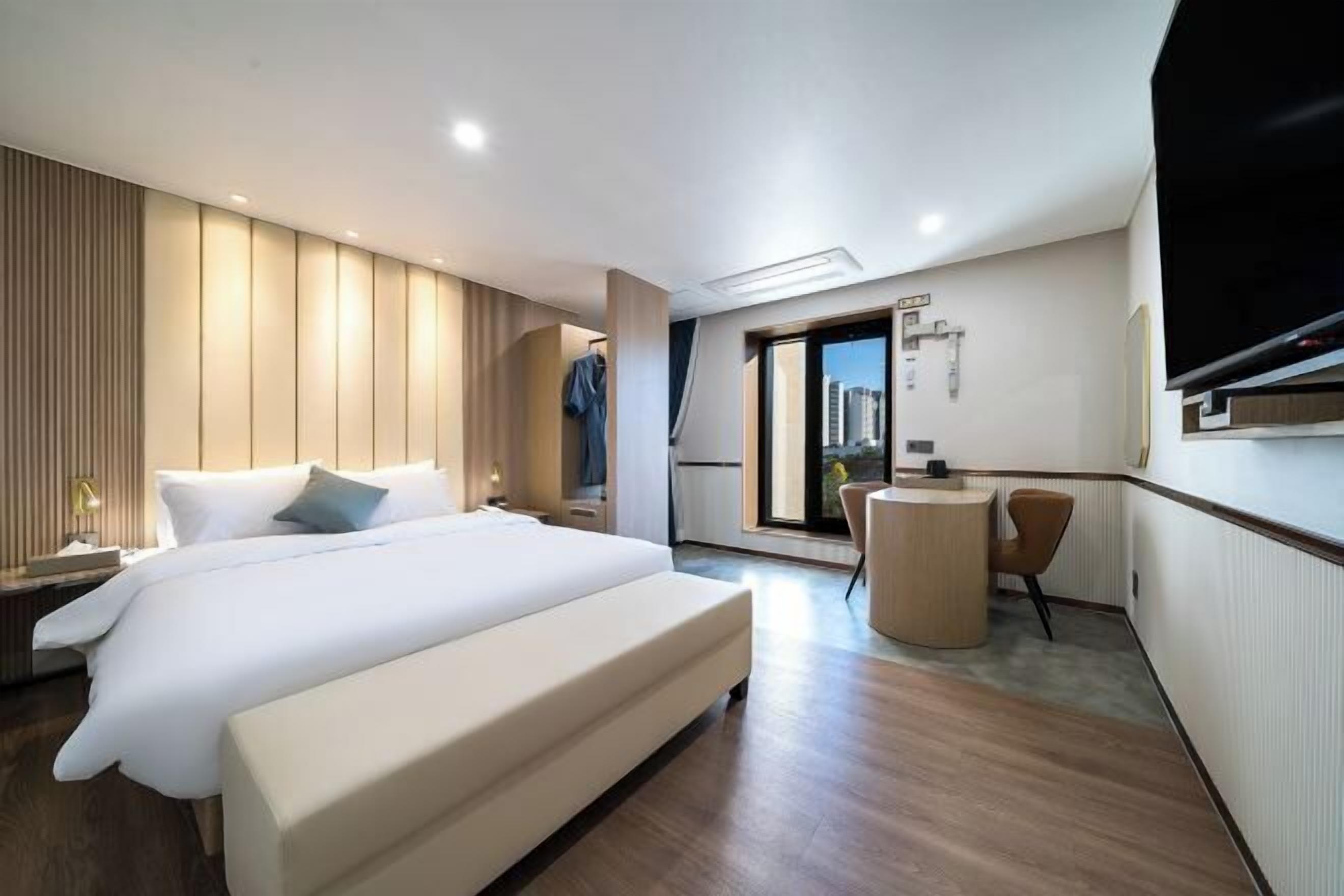 Soundproofing, free WiFi