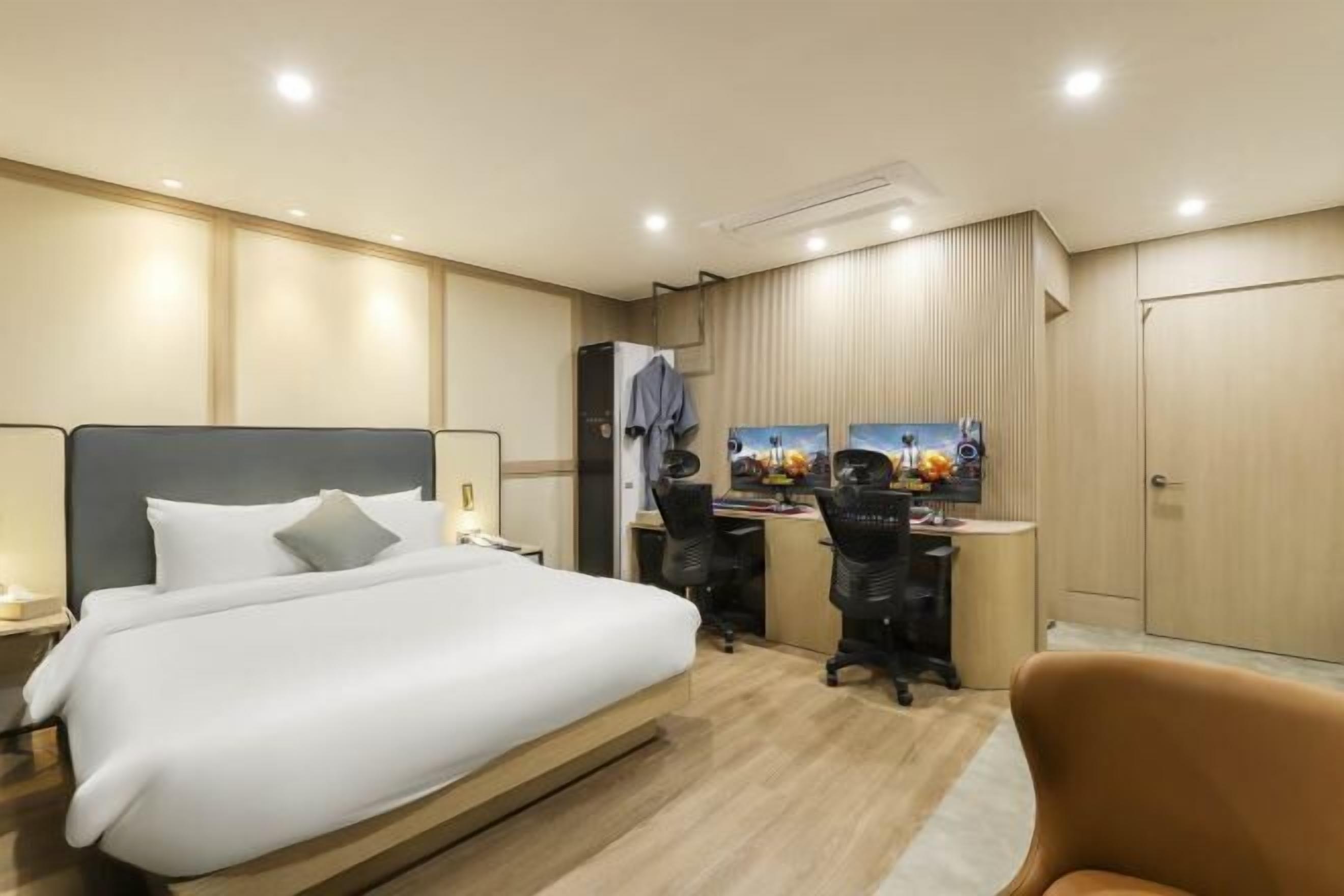 Soundproofing, free WiFi