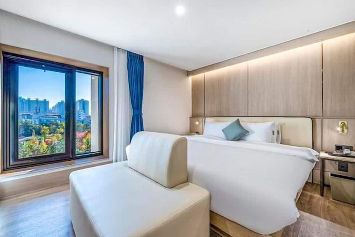 Soundproofing, free WiFi