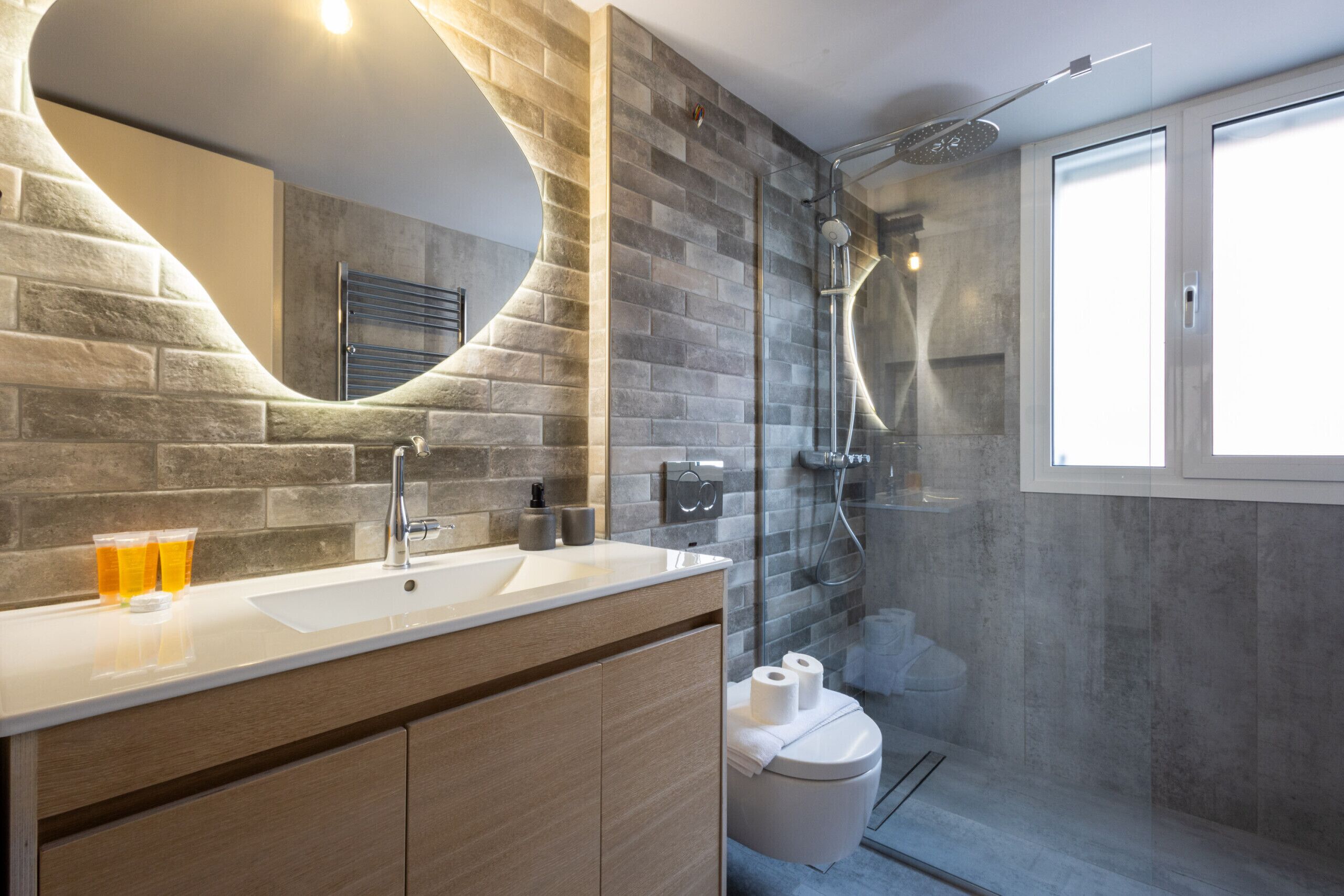 Douche, séchoir à cheveux, serviettes fournies, savon