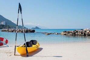 En la playa, camastros y toallas de playa 