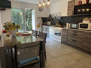 Køleskab, opvaskemaskine, køkkentøj/tallerkener/redskaber