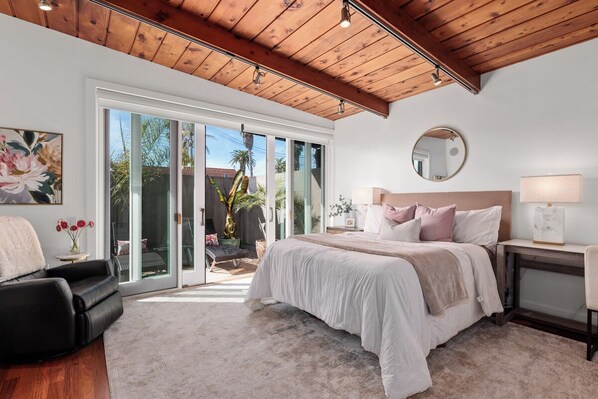 4 bedrooms, iron/ironing board, WiFi, bed sheets