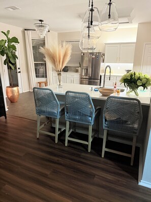 Micro-ondes, four, plaque de cuisson, lave-vaisselle