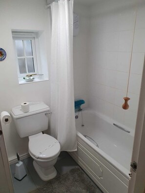 Dusj, hårføner, håndklær og såpe