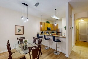 Dining - 2nd floor condo w/ sauna, gym, basketball court, shared pools, restaurant (Davenport)