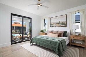 4 habitaciones, escritorio y tabla de planchar con plancha