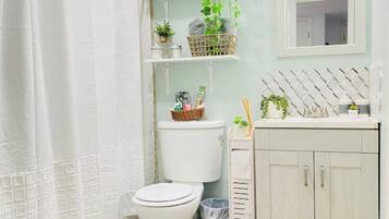 Pyyhkeet, saippua, vessapaperi