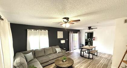The Play & Stay Escape-Charming 2-bedroom apartment in the heart of San Antonio.