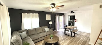 The Play & Stay Escape-Charming 2-bedroom apartment in the heart of San Antonio.