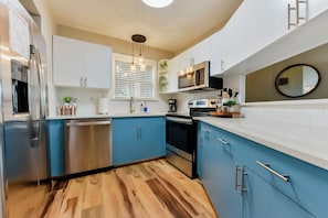 Refrigerador, microondas, horno, placa de cocina