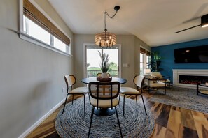 Dining - Soundside Sunset Inn - Sound front condo with pool. (Kill Devil Hills)