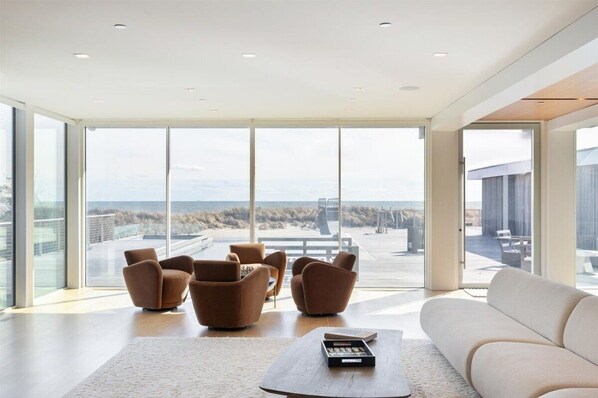 TV connectée, table de tennis de table, chaîne hi-fi, imprimantes